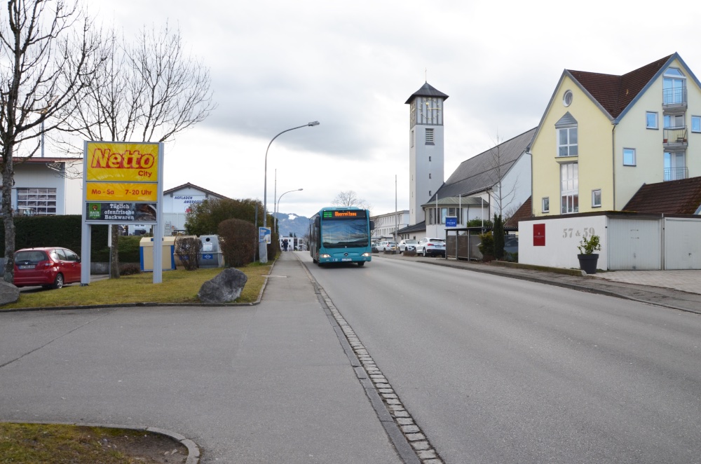Der Lindauer Stadtbus fährt auf der Friedrichshafener Straße in Richtung Stadtausgang.