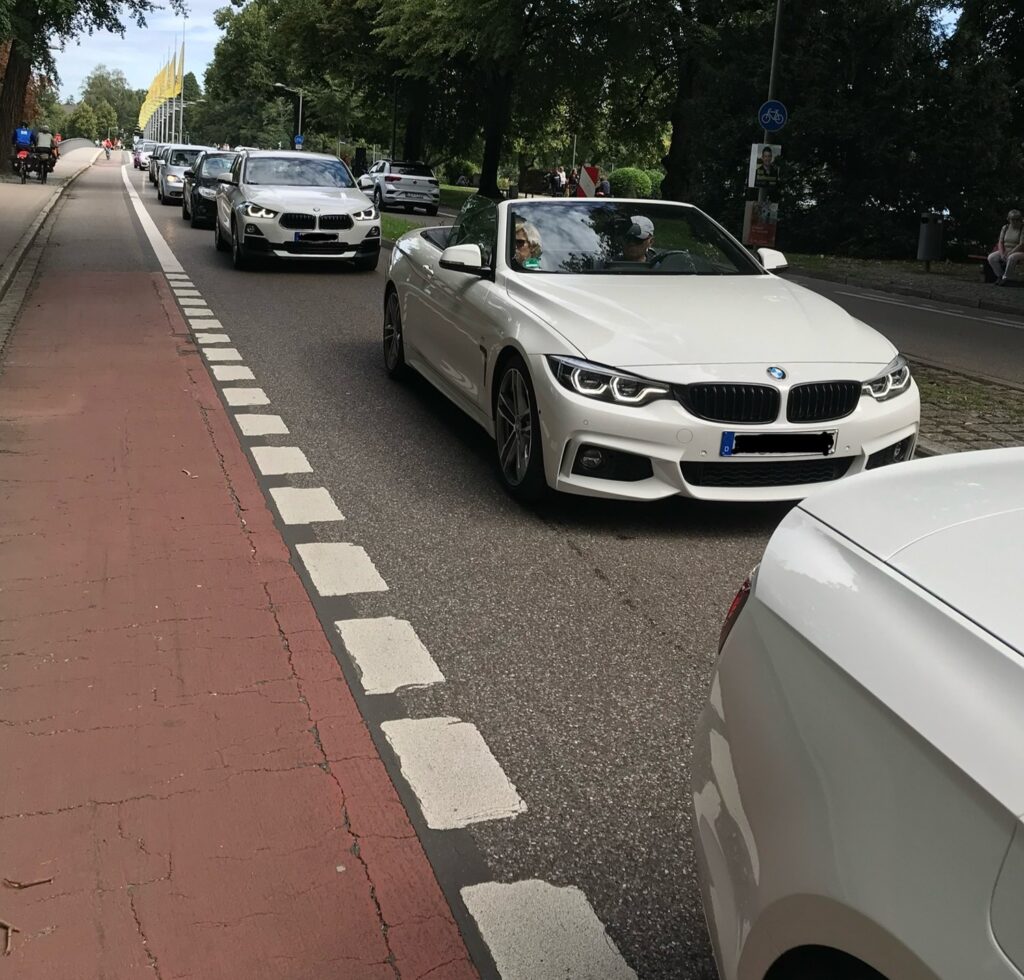 Autos fahren auf die Lindauer Insel.