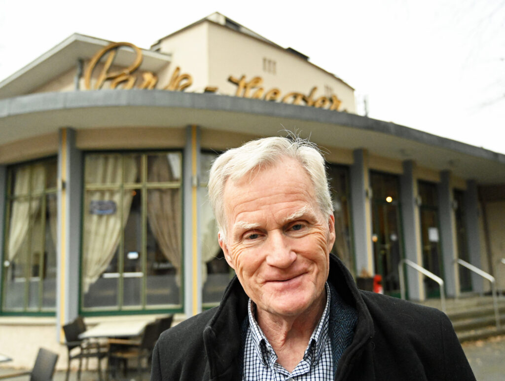 Portrait eines älteren Herrs vor dem Lindauer Kino.