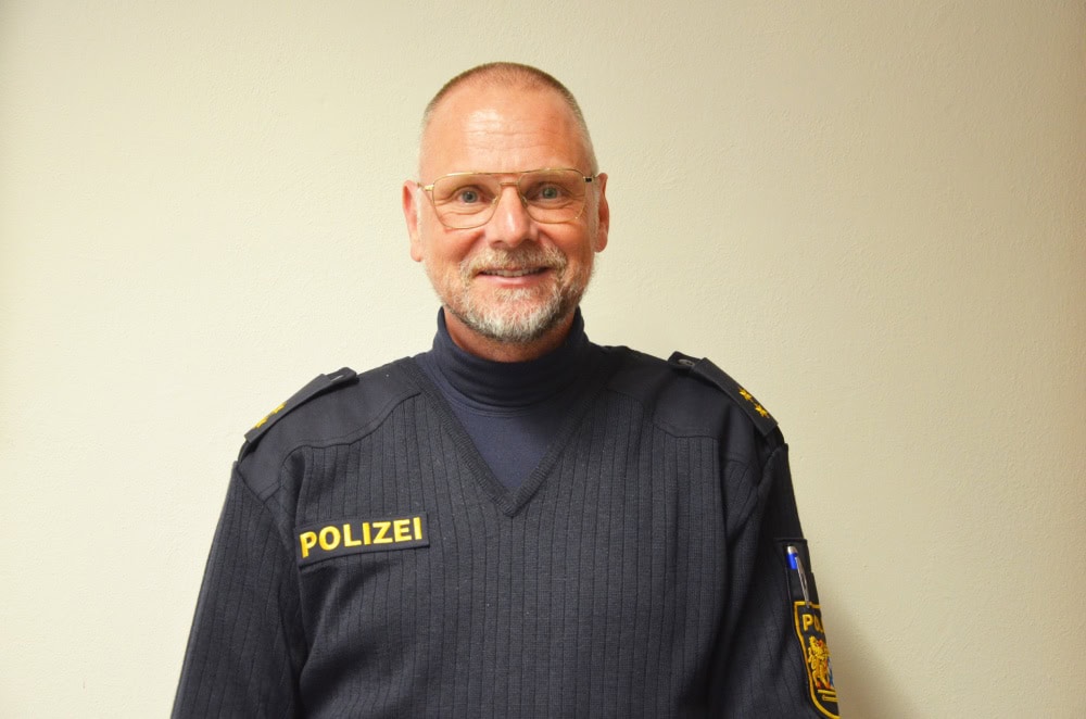 Michael Jeschke, Chef der Lindauer Polizeiinspektion, steht in seinem Büro vor einer weißen Wand.