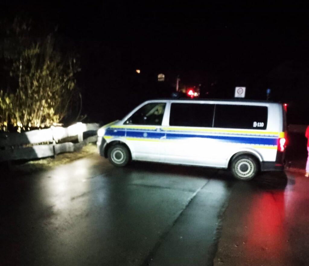 Ein Polizeiauto im Dunkeln.