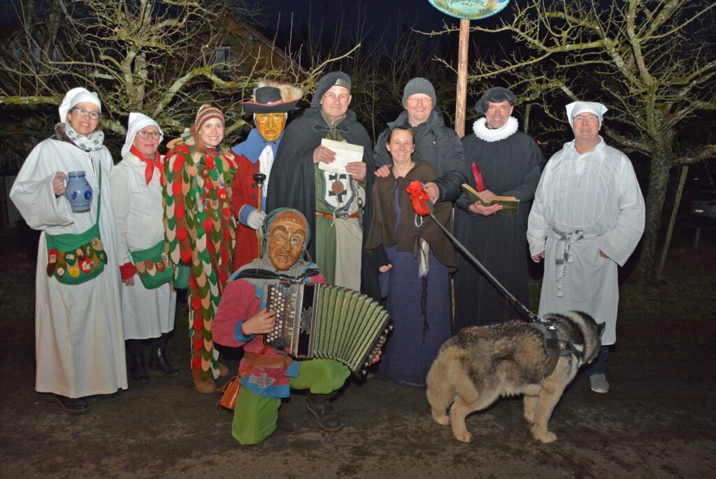 Die Hauptakteure des Brauchtumsspiels posieren gemeinsam fürs Gruppenfoto