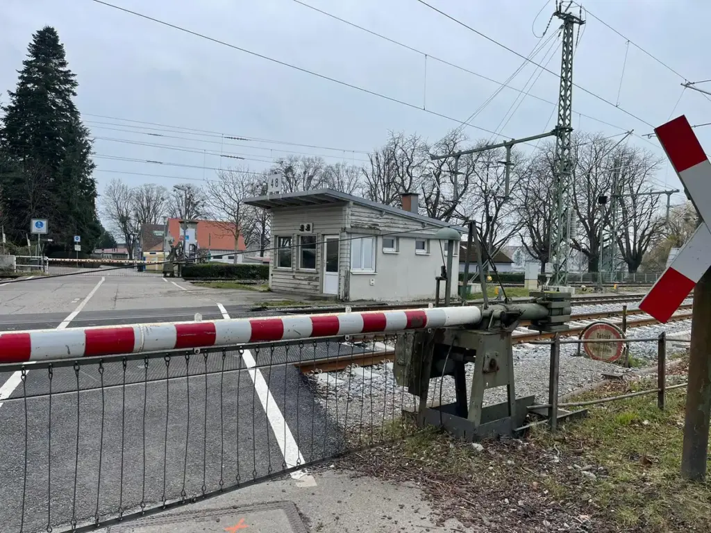 Foto von einem Bahnübergang, der geschlossen ist.