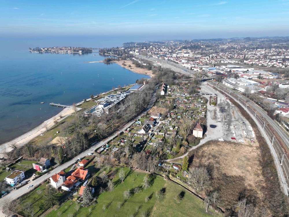 Ein Luftbild von einem Gelände am Bodensee.