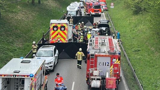Jede Menge Einsatzkräfte auf einer Straße.