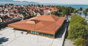 Eine große Tagungshalle von oben.