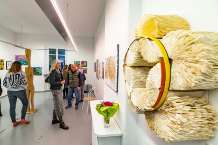 Eine Kunstausstellung mit Menschen
