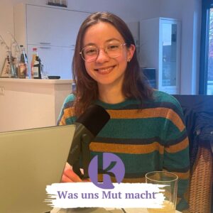 Eine junge Frau sitzt vor einem Mikrofon.