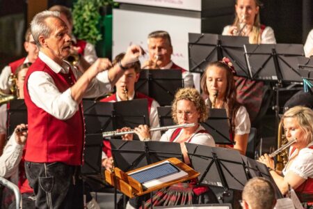 Ein Dirigent und sein Orchester.