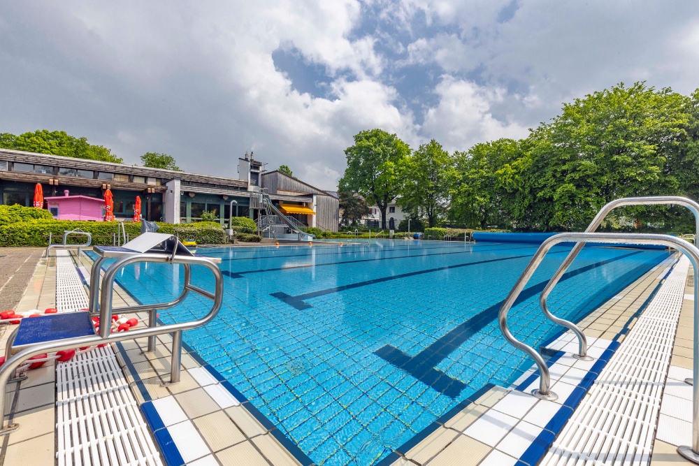 Ein Freibad mit gefülltem Becken.