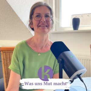 Eine Frau vor einem Mikrofon.