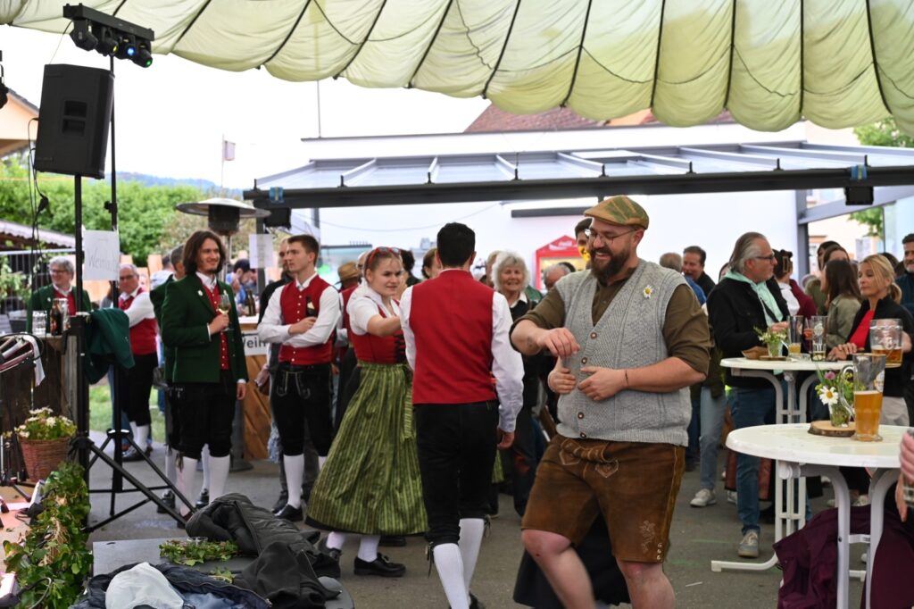 Menschen tanzen.