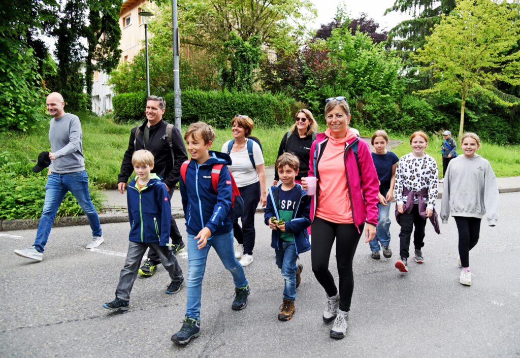 Mehrere Menschen beim Wandern.