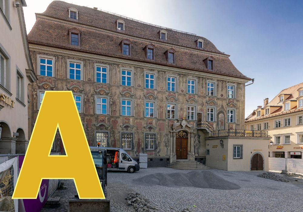 Ein Gebäude mit einem großen Buchstaben im Vordergrund.