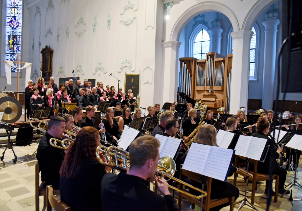 Ein Chor und ein Musikverein in einer Kirche