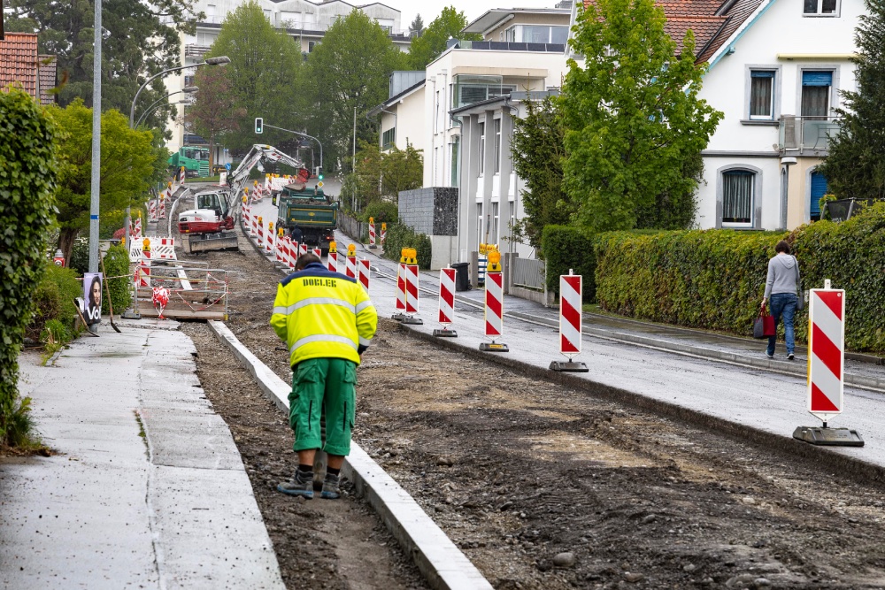 Bauarbeiter bei Straßenarbeiten.