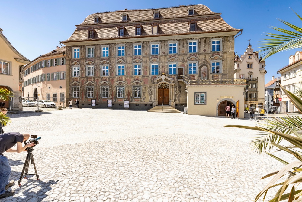 Ein barockes Haus mit großem Vorplatz