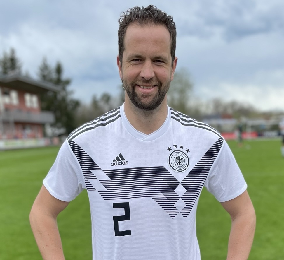 Ein Mann im Fußball-Outfit