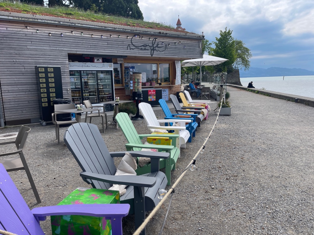 Stühle und ein Kiosk am Bodensee.