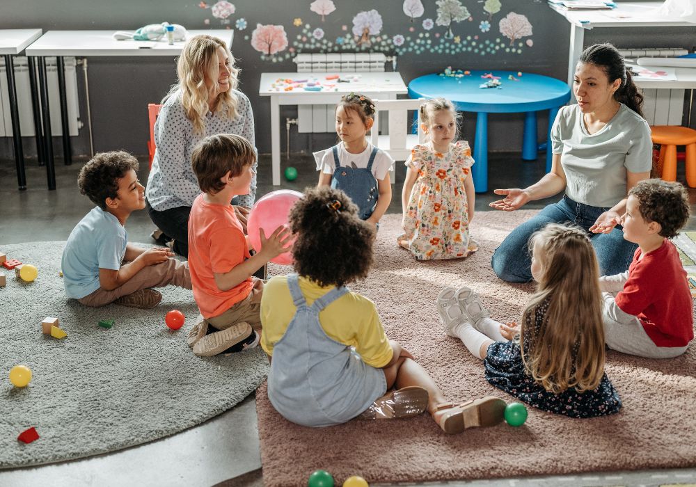 Viele Kinder und Erzieherinnen.