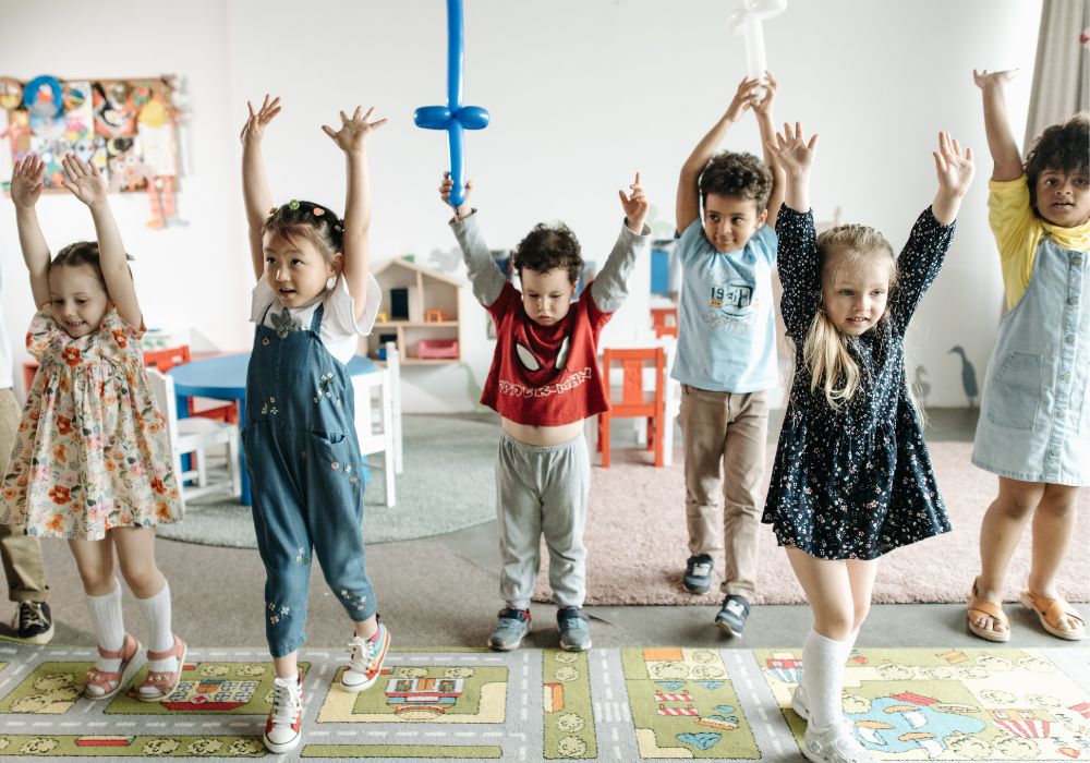 Sechs Kinder turnen.