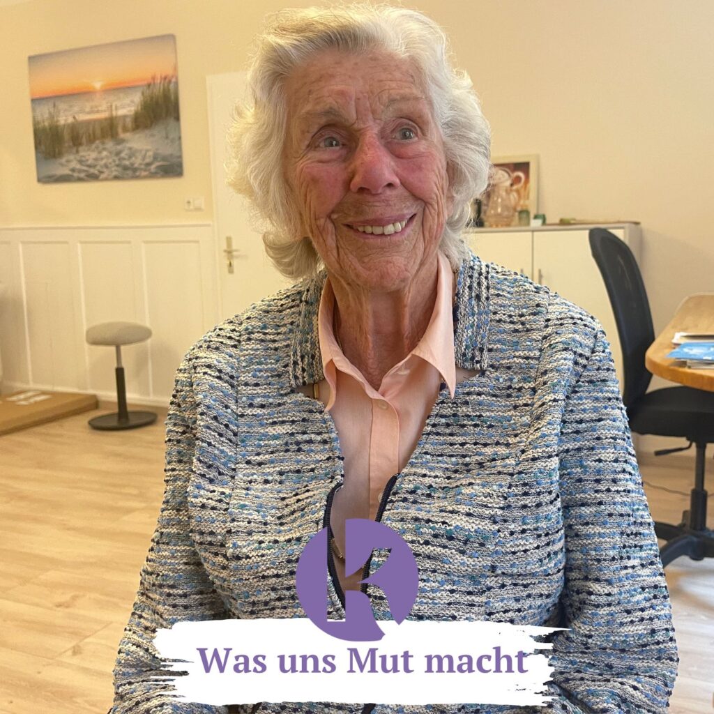 Eine ältere Frau sitzt in einem Zimmer, Collage mit Schrift