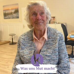 Eine ältere Frau sitzt in einem Zimmer, Collage mit Schrift