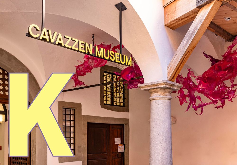 Der Eingang eines Museum mit einem großen K im Vordergrund.