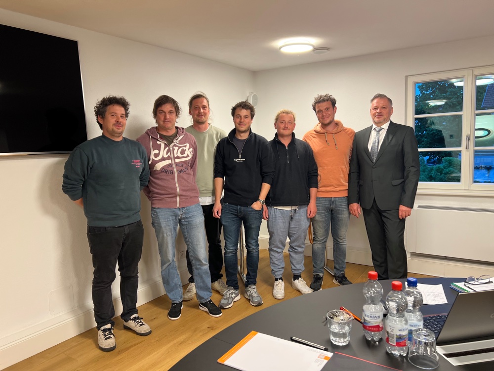 Gruppenbild mit sieben Männern.