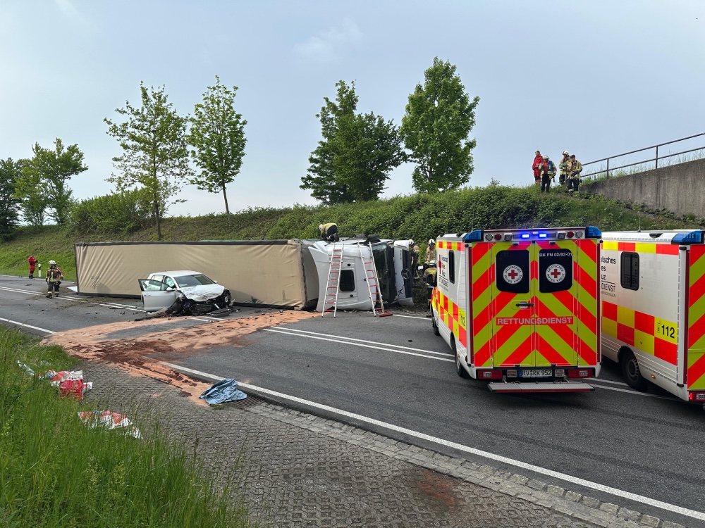 Zwei Rettungswagen und ein umgekippter Lastwagen.
