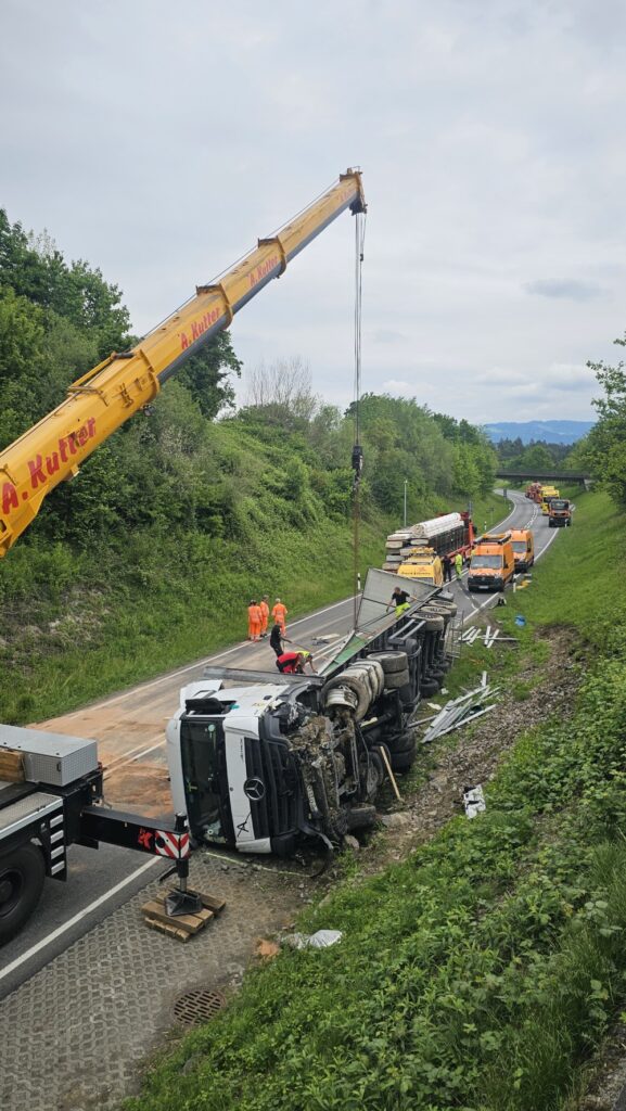 Ein kaputter Lastwagen und ein Kran.