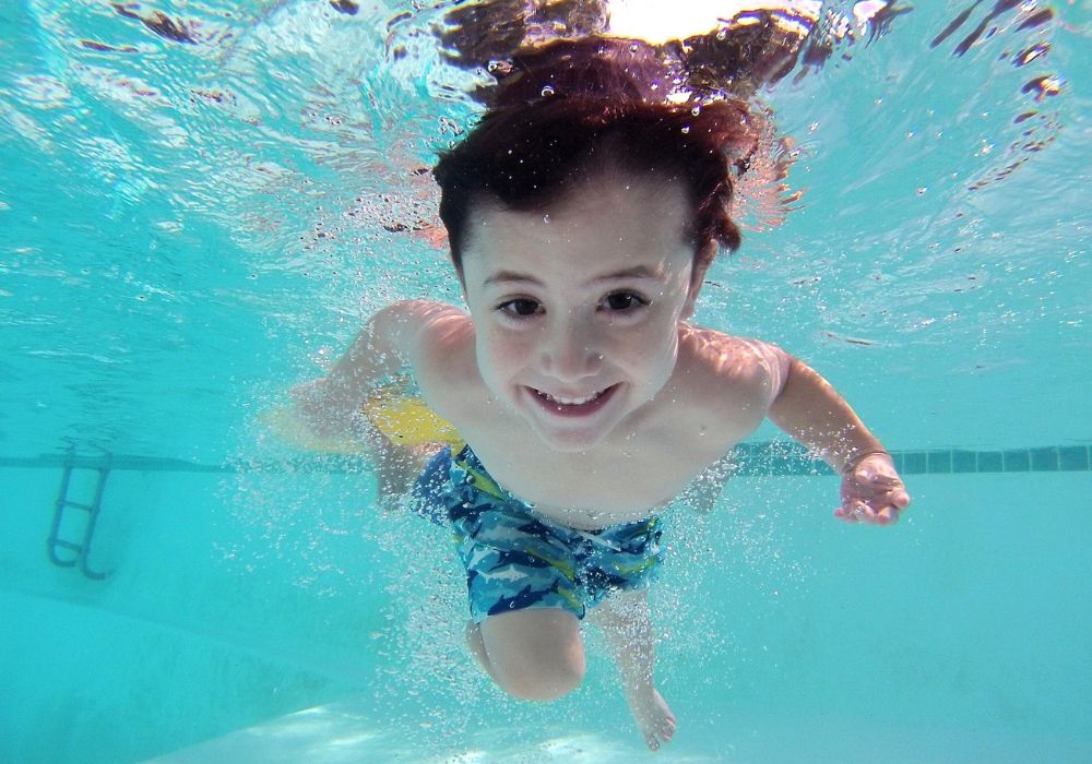 Ein Kinde im Wasser.