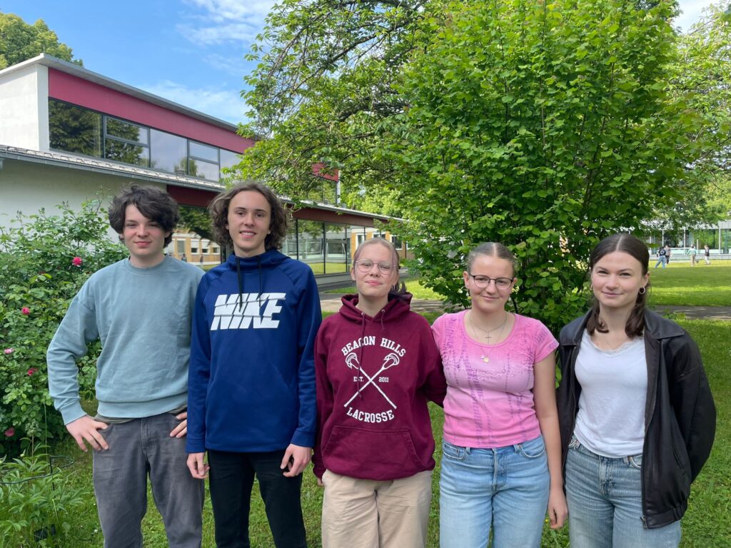 Fünf Schüler stehen nebeneinander