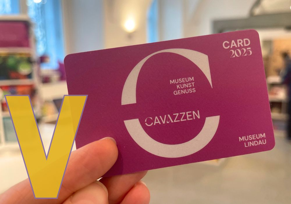 Eine pinkfarbene Karte mit einem großen gelben V.