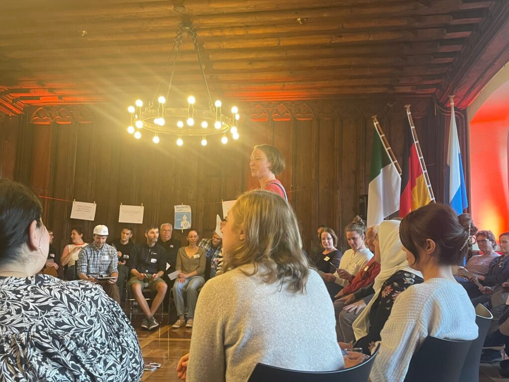 Viele Menschen sitzen in einem Saal
