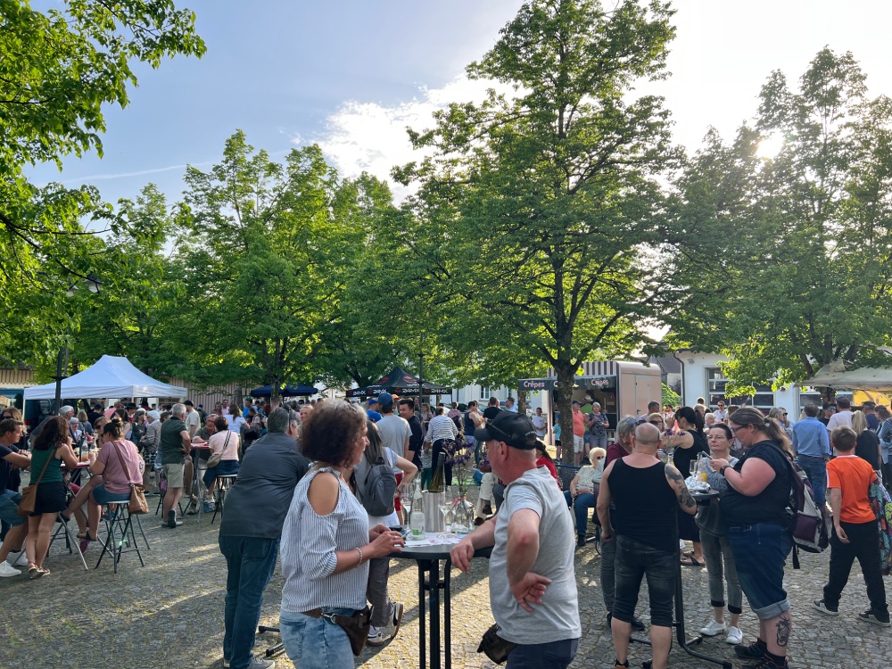 Jede Menge Menschen auf einem Marktplatz.
