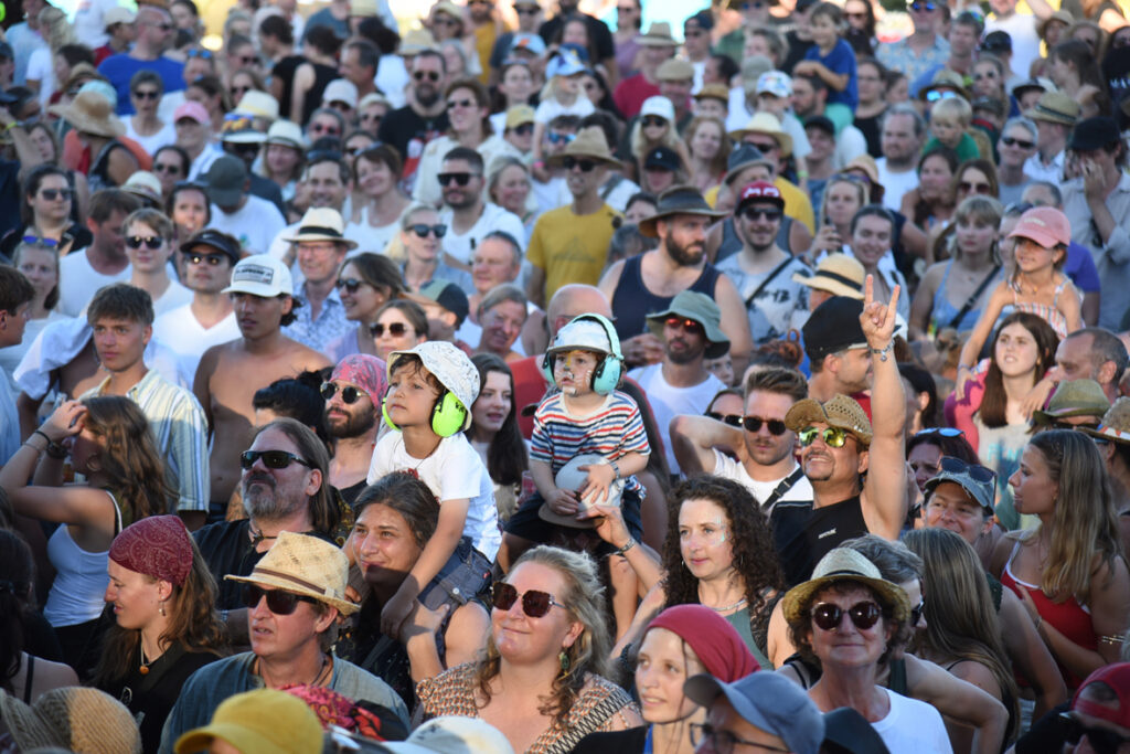 Viele Menschen auf einem Festival