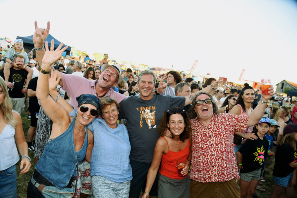 Viele Menschen auf einem Festival