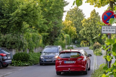Zwei Autos in einer Straße mit Halteverbot