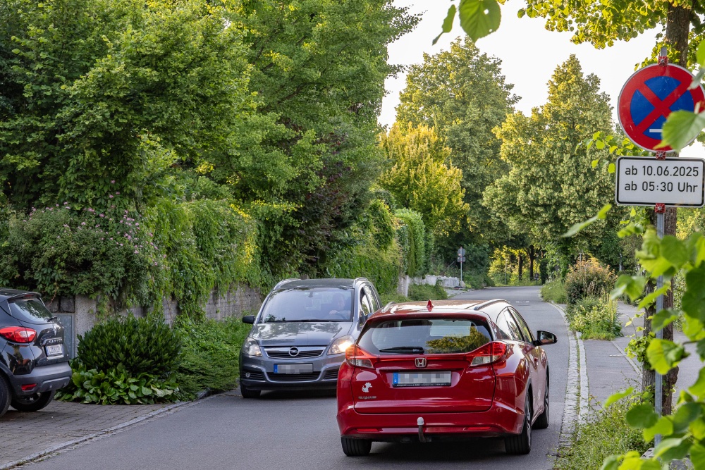 Zwei Autos in einer Straße mit Halteverbot