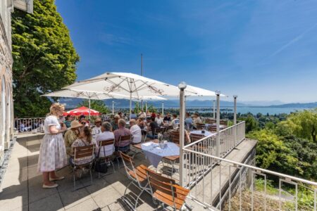 Eine Terrasse mit Sonnenschirmen.