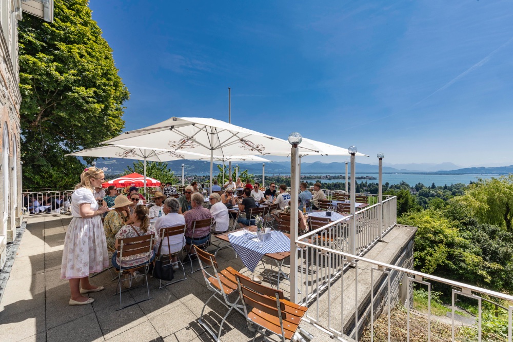 Eine Terrasse mit Sonnenschirmen.