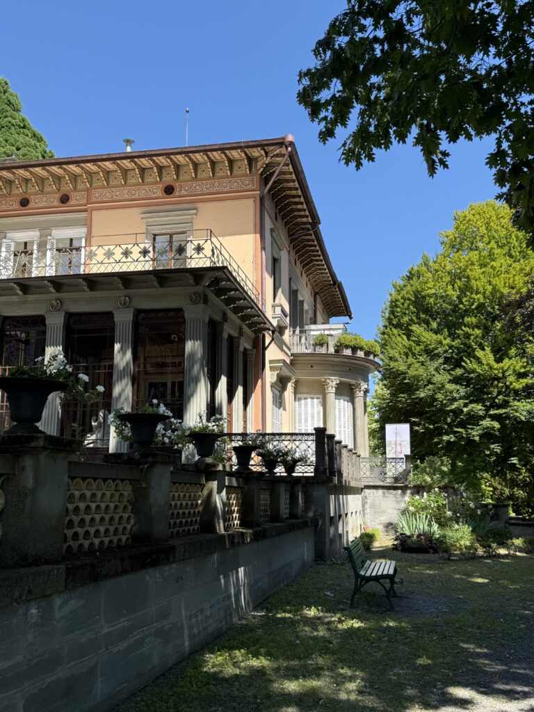 Seitenansicht der Villa Lindenhof mit Westflügel und Terrasse