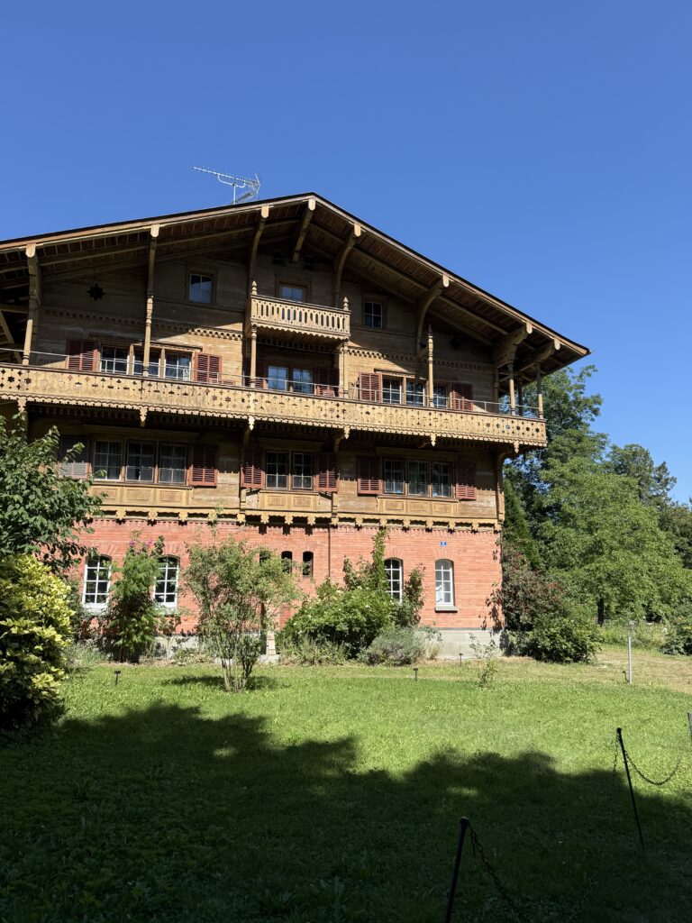 Das Schweizerhaus: Ein vierstöckiges Fachhaus im Schweizer Holzstil mit roten Steinen und Fensterläden