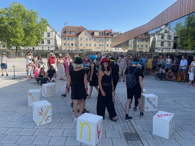 Viele Menschen auf einem Platz.