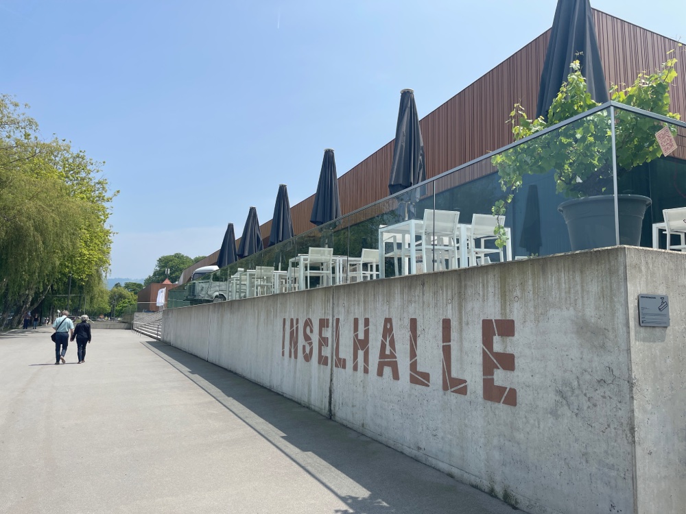 Eine große Terrasse und zwei Menschen.