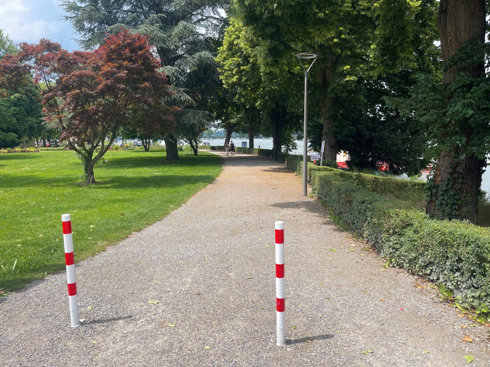 Zwei Sperrpfosten an einem Weg.
