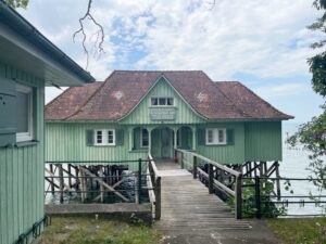 Ein altes, grünes Badehaus.