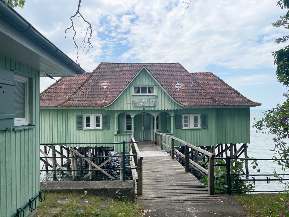 Ein altes, grünes Badehaus.