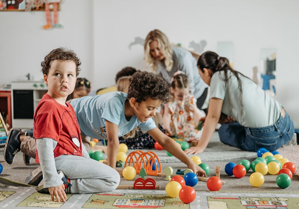 Kinder auf einem Boden.
